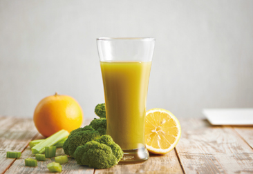レシピ写真 ブロッコリーとオレンジとセロリのジュース